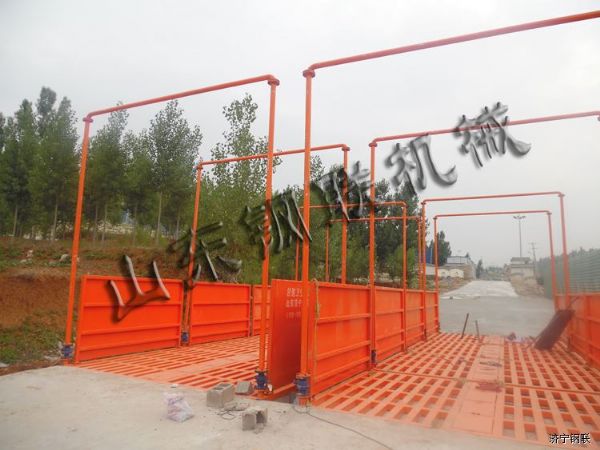 山東鄒城石墻安裝超大型工程洗車(chē)機1.jpg
